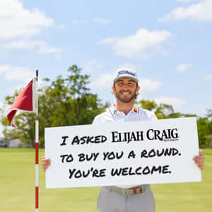 高爾夫球手在陽光明媚的高爾夫球場上舉著提供Elijah Craig波本威士忌回合的牌子。 — 高爾夫 壁紙