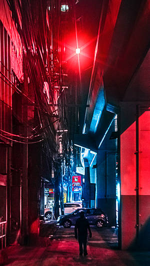 夜晚在紅色和藍色燈光照射的城市小巷中行走的人。 — 紅色美學 壁紙