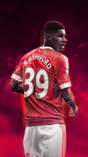 身穿紅色球衣的足球員 Marcus Rashford 轉身，帶有電光紅煙效果。 — 紅色 壁紙