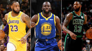 三位NBA籃球運動員在比賽中穿著球隊球衣進行動作。