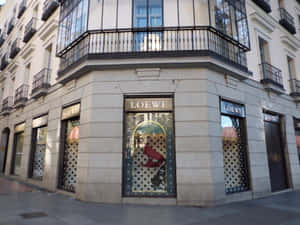 Loewe時尚店角落，圓點櫥窗展示和黑色鐵藝陽台。