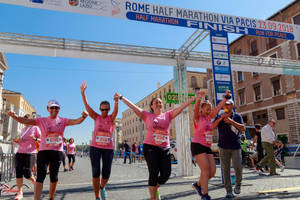 四位身穿粉紅色跑步襯衫的女性在羅馬慶祝越過馬拉松終點線。 — 粉紅 壁紙