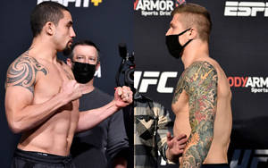 兩名赤裸上身、有紋身的UFC拳手在稱重時拳頭相碰。
