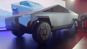 未來感十足的銀色Cybertruck在科技活動中與觀眾一同展示。 — Tesla GIF 壁紙