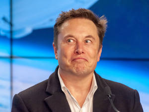 Elon Musk 在公開演講活動中做出搞笑表情。