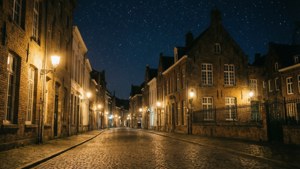 夜晚一條寧靜的鵝卵石街道，在星空下被溫暖的路燈照亮。