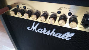Marshall 結他擴音器控制面板，帶有旋鈕和標誌。