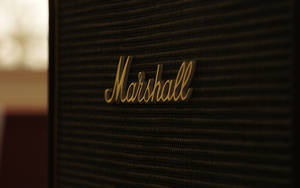 Marshall結他擴音器特寫，帶有金色標誌和黑色格柵。