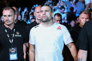 UFC選手在賽事中與保安一起穿過人群