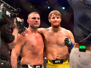 兩名UFC拳手在八角籠內比賽後站在一起。