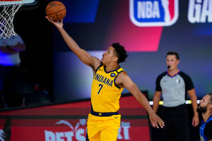 印第安納溜馬球員在NBA比賽中灌籃。