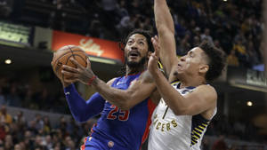 兩名籃球運動員在比賽中爭奪投籃機會。