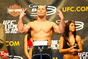 UFC拳手在稱重活動中站在體重磅上擺出和平手勢