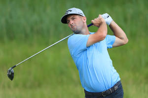 高爾夫球手在白天在草地上揮桿。 — 運動 壁紙