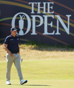 高爾夫球手在 The Open 錦標賽活動期間在果嶺上行走。