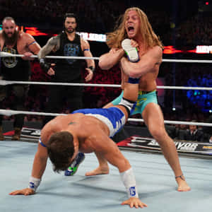 摔角手在 Survivor Series 比賽中，背景有觀眾，正在進行動作。