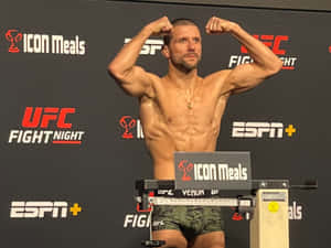 UFC拳手在稱重活動中於磅秤上展示肌肉。 — 拳擊 壁紙