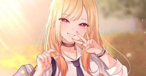 金髮粉紅眼睛的動漫女孩微笑比出和平手勢。
