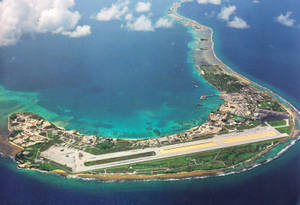熱帶島嶼的鳥瞰圖，設有機場跑道和碧綠色潟湖。 — 島嶼 壁紙