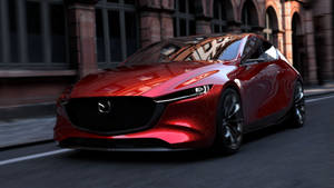 一輛紅色Mazda跑車在黃昏時分行駛在城市街道上。