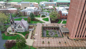 大學校園的鳥瞰圖，擁有歷史悠久的教堂和現代建築。 — 建築 壁紙