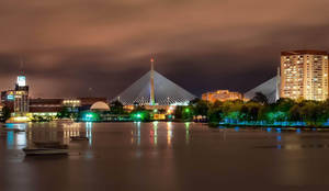 夜景城市景觀，包括扎金橋、燈火通明的建築物和水上的船隻。 — 建築 壁紙