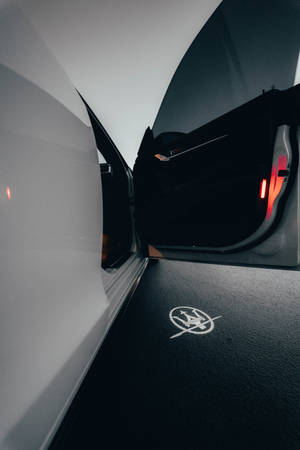 白色豪華車的打開車門，帶有紅色燈光和地板上的標誌