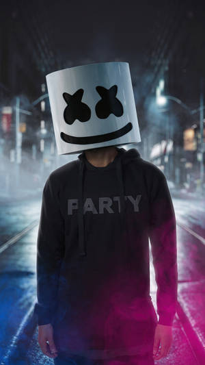 一個人戴著棉花糖頭盔和印有「PARTY」的連帽衫，夜晚站在霓虹燈照亮的城市街道上。