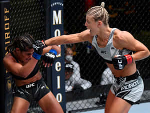 兩名女性MMA拳手在八角籠內的UFC比賽中行動。