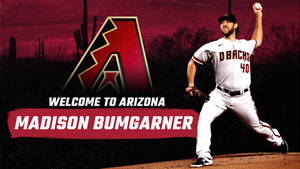 棒球運動員 Madison Bumgarner 在黃昏的沙漠中投球，帶有亞利桑那響尾蛇隊標誌。
