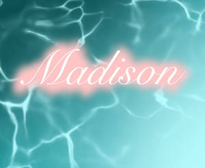 在漣漪的碧綠色水面上閃耀的 Madison 名字。 — 藍色 壁紙