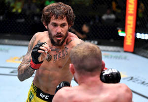 兩名男性MMA拳手在UFC八角籠內比賽。 — 冠軍 壁紙