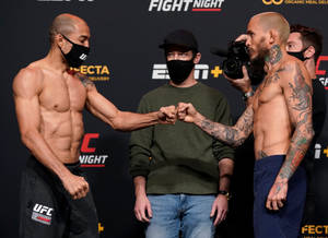兩位紋身赤膊拳手在UFC稱重活動中碰拳。