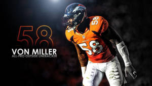 Von Miller在夜間足球比賽中穿著野馬隊58號球衣，處於聚光燈下。