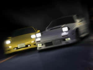 兩輛賽車在夜間高速行駛，車頭燈明亮。