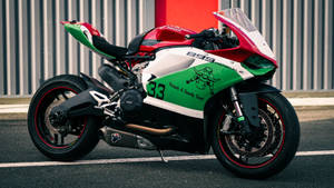 紅色、白色和綠色的Ducati Panigale電單車停在街上