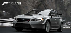 銀色Subaru WRX STI在《極限競速7》的積雪山路上競速。