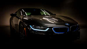 黑色BMW i8電動跑車在黑暗的攝影棚中發出藍色光芒。