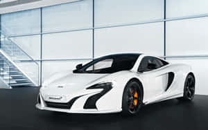白色McLaren跑車配橙色制動器，在現代玻璃陳列室中。