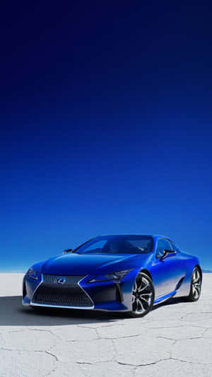 藍色 Lexus 跑車在龜裂的沙漠地面上，清澈藍天下