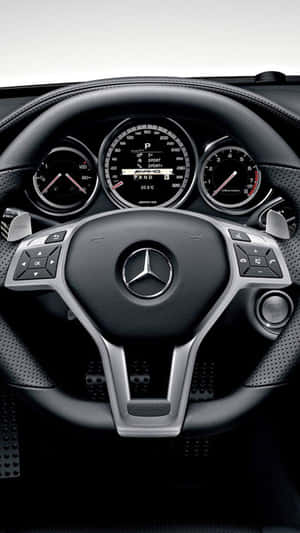 Mercedes AMG汽車方向盤特寫，帶有數碼顯示屏。