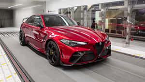 紅色Alfa Romeo Giulia Quadrifoglio在時尚展廳中展示。
