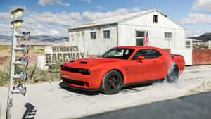 紅色肌肉車在沙漠賽道上漂移，伴隨著煙霧和復古標誌。 — Dodge challenger GIF 壁紙