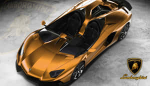 金色林寶堅尼 Aventador 跑車，配備黑色內飾和鷗翼車門，在工作室環境中。