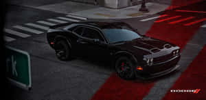 夜間在紅色條紋城市街道上的黑色 Dodge Challenger。