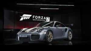 銀色保時捷911 GT2 RS配金色輪圈，在Forza Motorsport 7的遊戲工作室環境中展示。 — AMOLED 壁紙