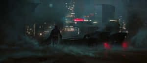蝙蝠俠和蝙蝠車在雨夜的高譚市，霓虹燈閃爍。