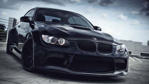 黑色BMW M3跑車配備自訂寬體套件停泊在屋頂上。