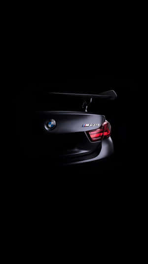 黑色BMW M6 GTS跑車後方，在黑暗中帶有發光的紅色尾燈。