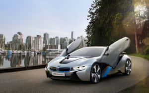銀色BMW i8概念車打開車門停在水邊，城市天際線。